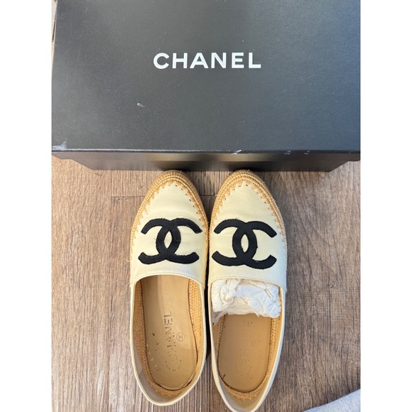 CHANEL Shoes - Chanel Raffia Espadrilles Loafers Beige Woven CC Logo Flats Made in Spain 37